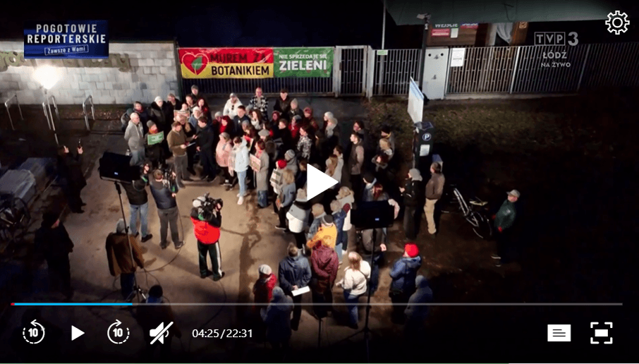 Relacja TVP3 Łódź: wieczorny protest przy Ogrodzie Botanicznym, transparenty „Murem za Botanikiem”